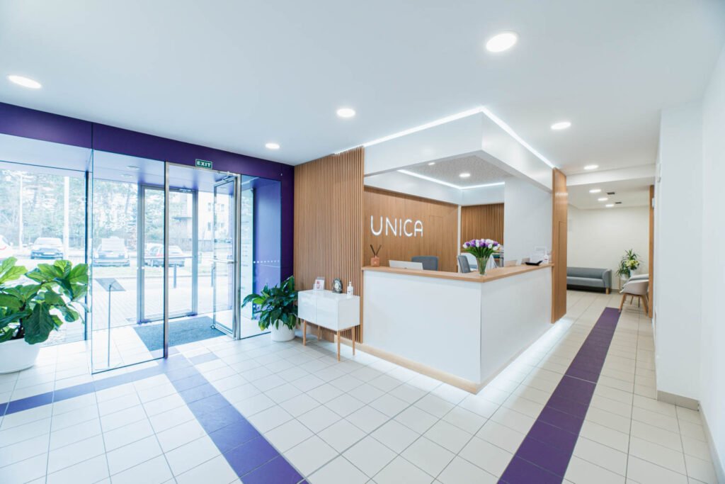 Innenraum der Unica Klinik in der Tschechischen Republik – eine moderne und einladende Umgebung für Patienten