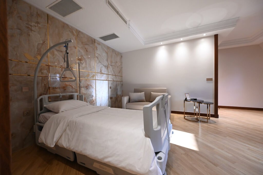 Patientenzimmer in der Klinik "Gemma" – eine komfortable Umgebung für Ruhe und Erholung nach der Behandlung