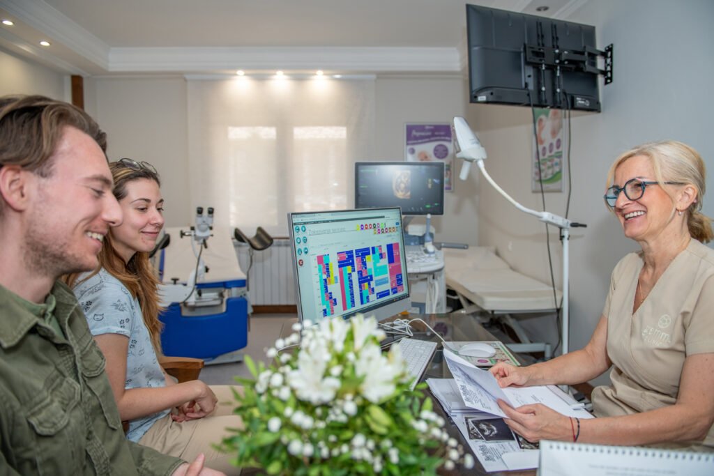 Ein verheiratetes Paar bei einer Konsultation mit einer Ärztin in der Klinik "Gemma" über das Verfahren der künstlichen Befruchtung