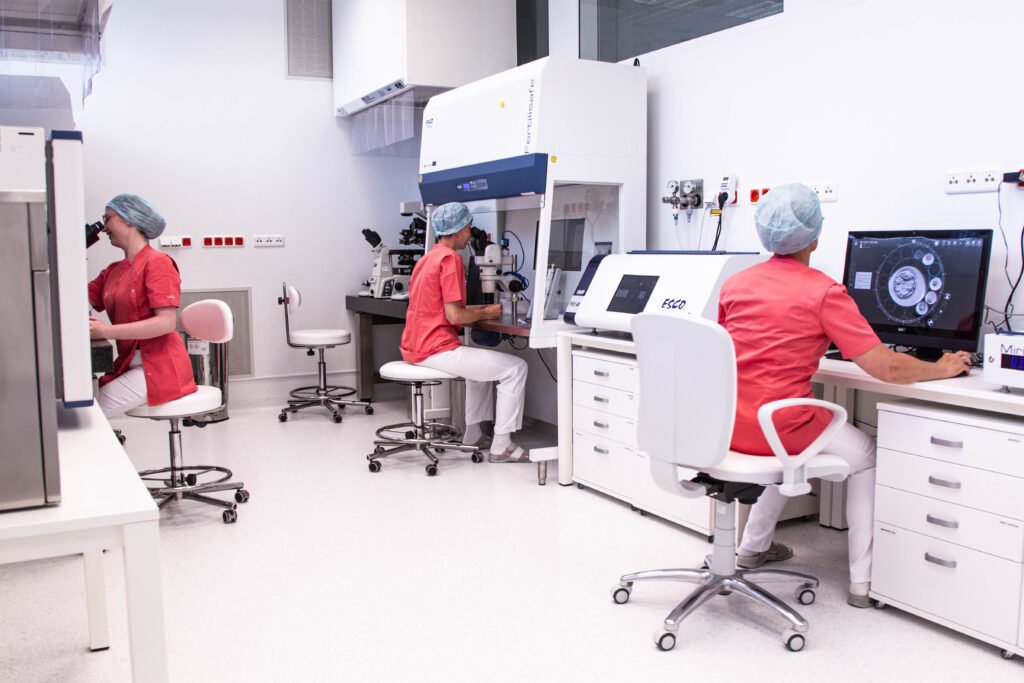 Ein Expertenteam im Labor der Unica Klinik in der Tschechischen Republik arbeitet an IVF-Verfahren