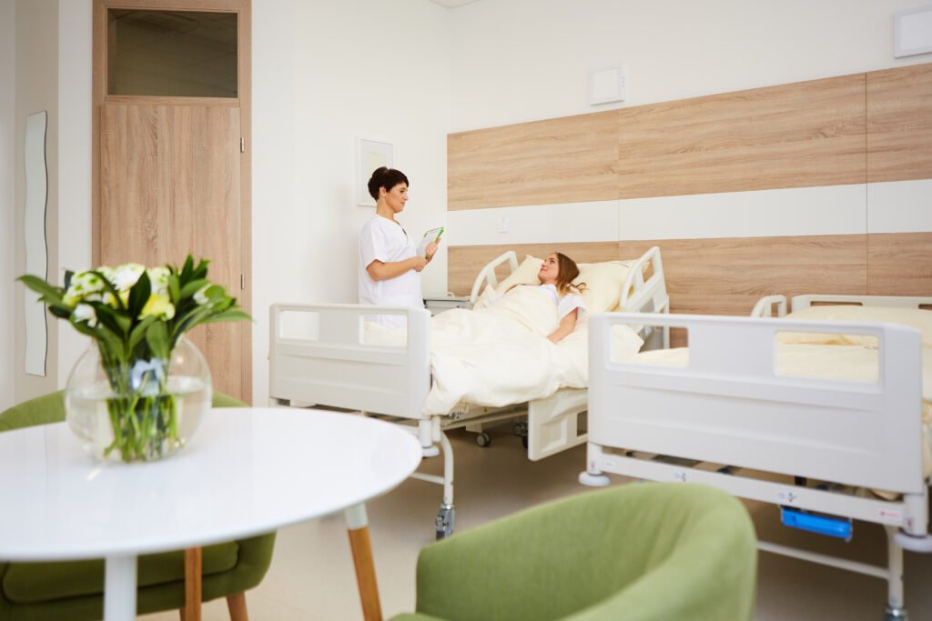 Eine Ärztin in der Gyncare Klinik in der Slowakei besucht eine Patientin – Pflege und Unterstützung während des In-vitro-Fertilisation-Prozesses.