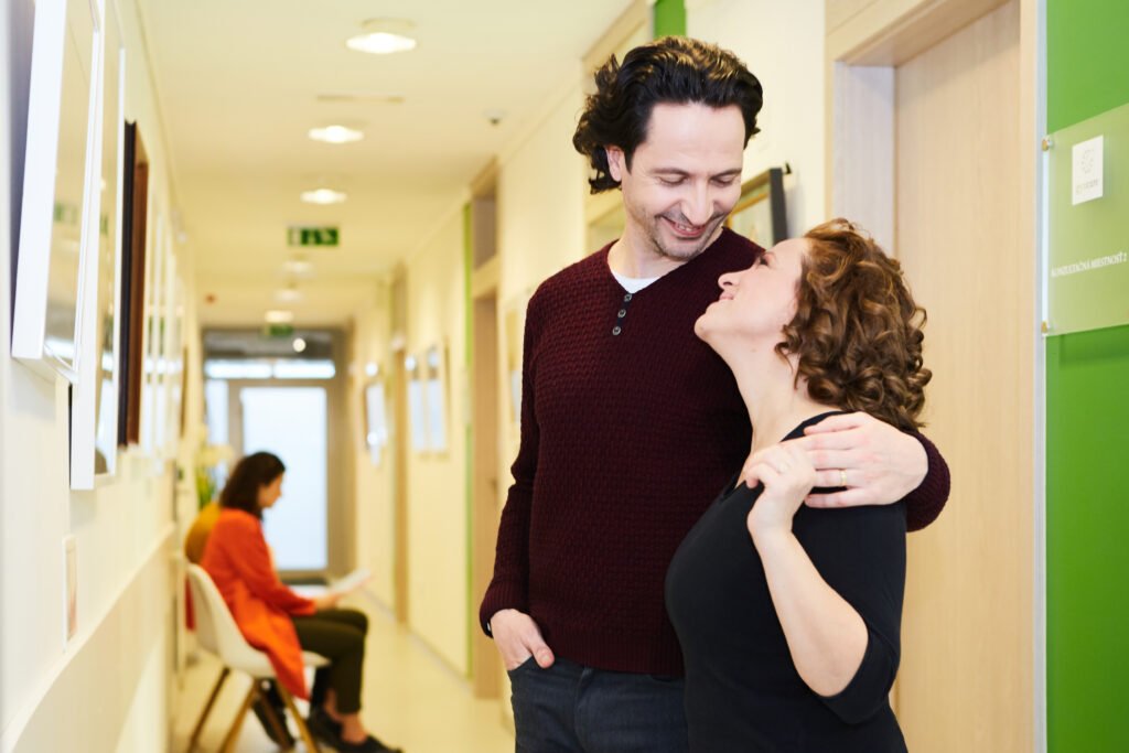 Ein glückliches Paar in der Gyncare Klinik in der Slowakei – Freude und Hoffnung im In-vitro-Fertilisation-Prozess.