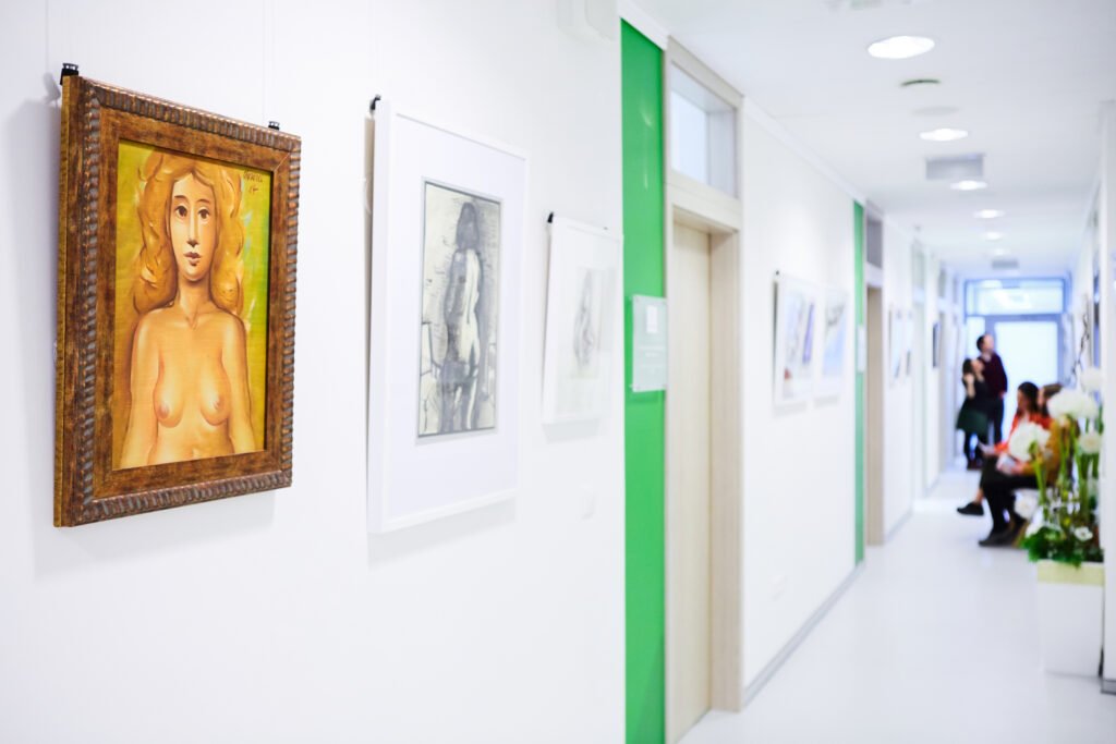 Der Flur der Gyncare Klinik in der Slowakei – ein moderner und angenehmer Raum für Patienten und Personal.