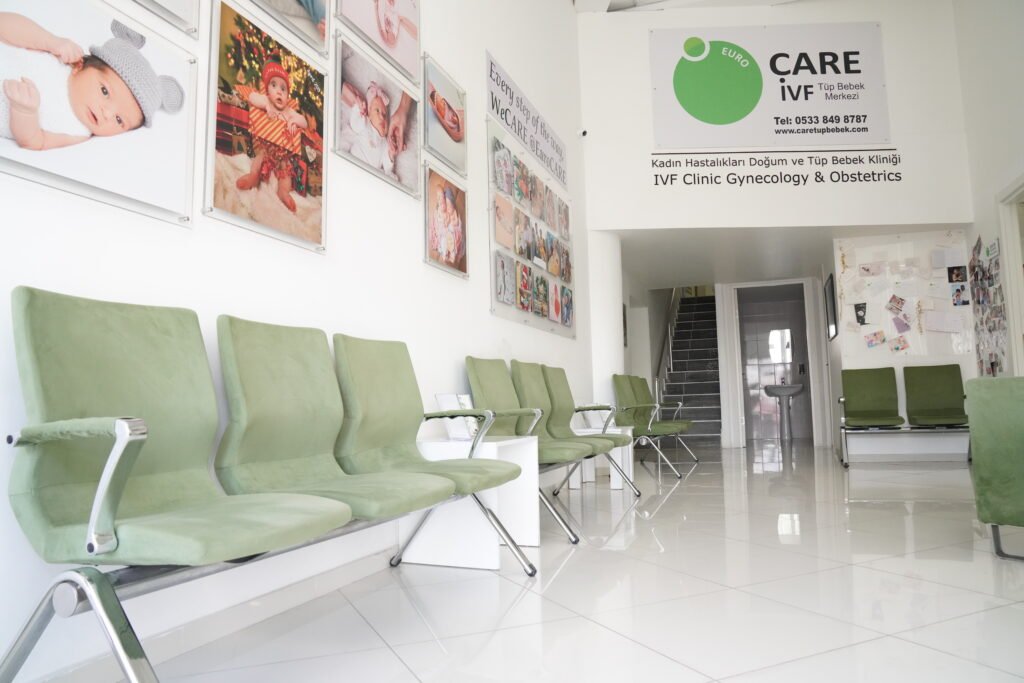 Der Wartebereich der EuroCARE IVF Klinik in Nordzypern – ein bequemer Raum für Patienten während des In-vitro-Fertilisation-Prozesses.
