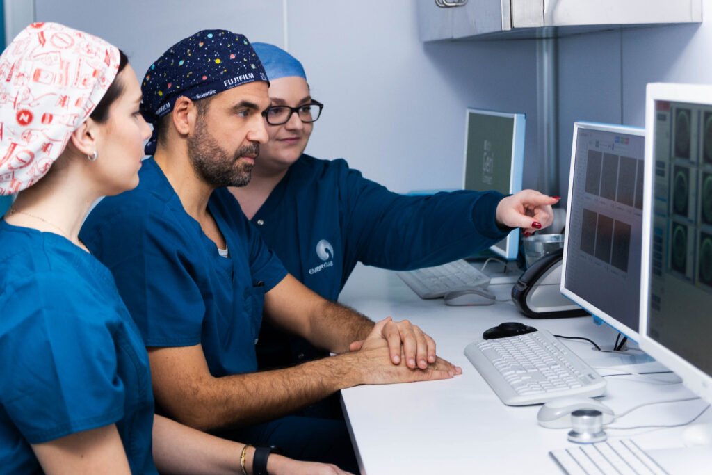 Das Team der Embryolab Klinik in Thessaloniki analysiert Daten am Computer und bespricht den Behandlungsplan