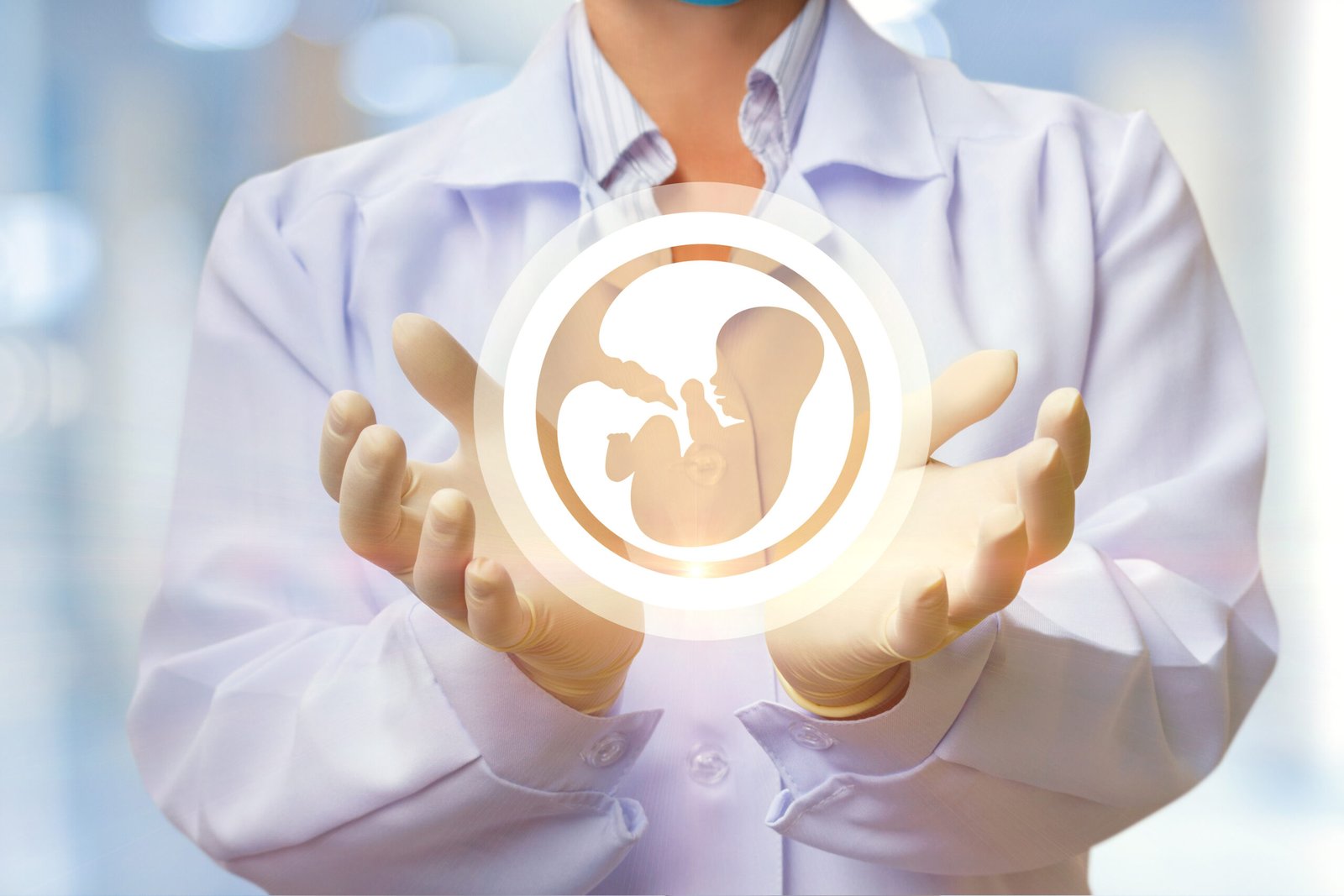 Ein Arzt in einem weißen Kittel und sterilen Handschuhen hält ein symbolisches Hologramm eines Embryos in den Händen, das den In-vitro-Fertilisation- und Embryotransfer-Prozess darstellt.