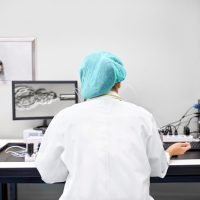 Schritt zum Ziel 2 Ein Labortechniker analysiert Daten auf dem Monitor während der Vorbereitung auf die künstliche Befruchtung